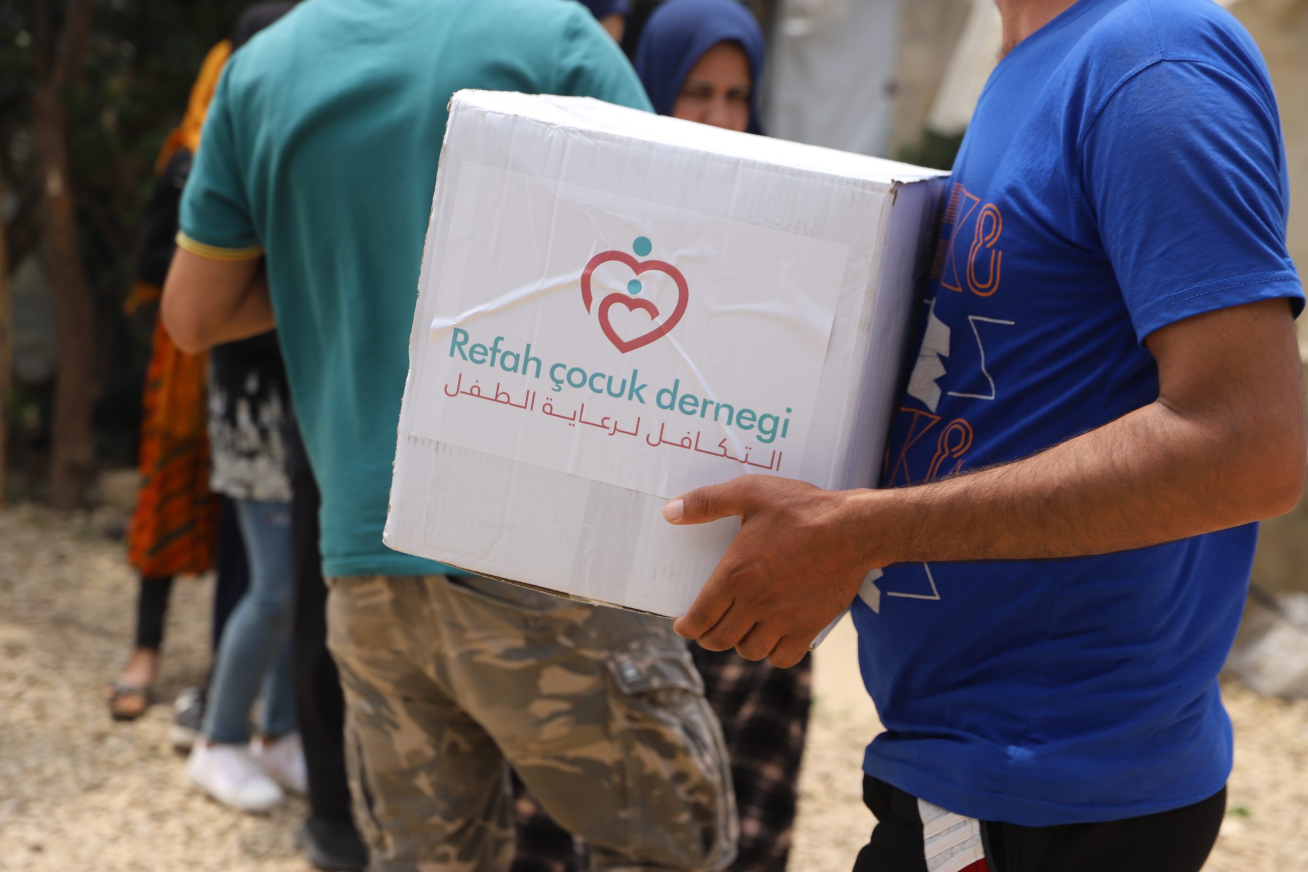 refah distributing food parcel